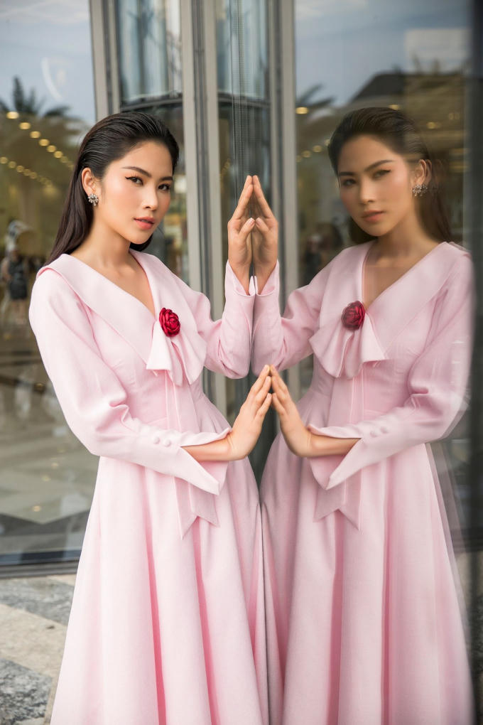 Nam Anh cũng biết cách kết hợp các bộ váy khác nhau để tạo nét riêng với đôi giầy bốt màu trắng cùng cách trang điểm nhấn nhá ở đôi mắt, tạo phong thái nữ tính nhưng không kém phần mạnh mẽ pha chút tinh nghịch, tạo thêm những điểm nhấn cho các shoot hình.