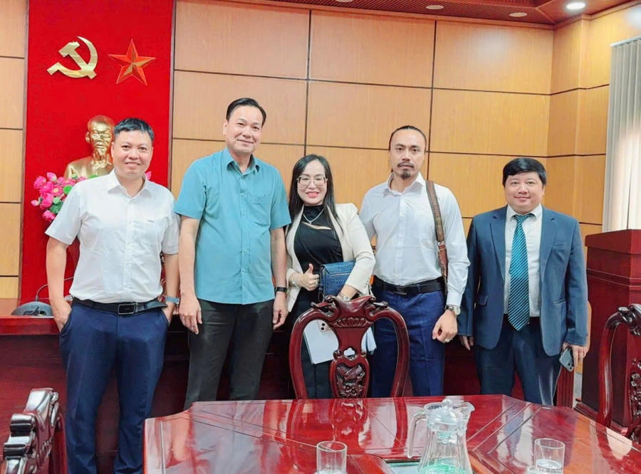 Đại diện các bên chụp ảnh lưu niệm.