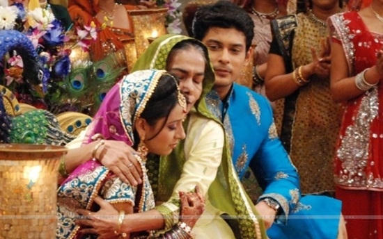Cô dâu 8 tuổi là bộ phim đầu tiên của Pratyusha Banerjee. Với việc đảm nhận vai chính Anandi và lối diễn xuất ấn tượng, cô đã nhanh chóng được nhiều người yêu mến không chỉ ở Ấn Độ mà còn ở Việt Nam.