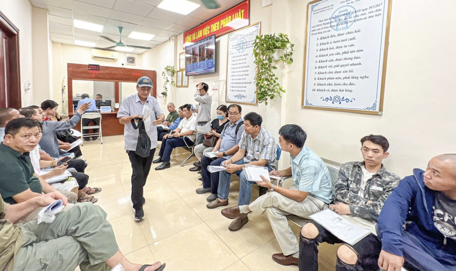 Người dân xếp hàng làm thủ tục cấp, đổi giấy phép lái xe tại Sở Giao thông vận tải Hà Nội. Ảnh: Hanoimoi