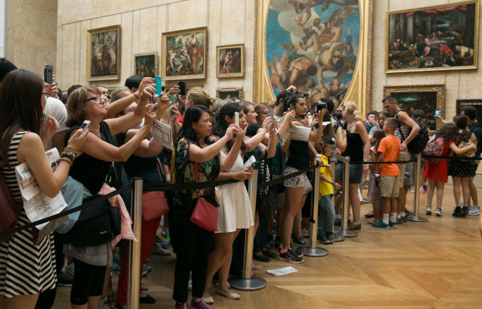 Trước bức họa nàng Mona Lisa của danh họa Ý Leonardo da Vinci luôn có hàng trăm khách viếng thăm.