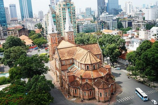 Toàn cảnh nhà thờ Đức Bà giữa trung tâm Sài Gòn.