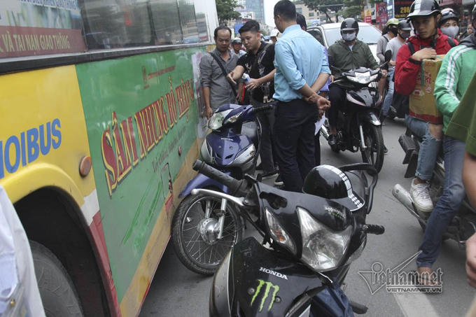 2 xe máy va chạm với xe buýt