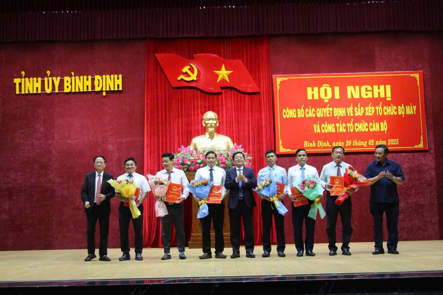 Thường trực Tỉnh ủy trao quyết định và tặng hoa chúc mừng lãnh đạo Ban Quản lý dự án các công trình giao thông và dân dụng tỉnh Bình Định.