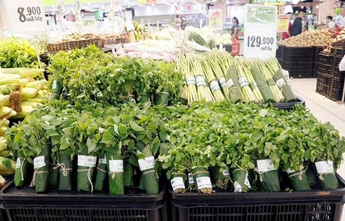 Trào lưu dùng lá chuối thay túi ni lông nhanh chóng được lan tỏa. Ảnh: TTXVN.