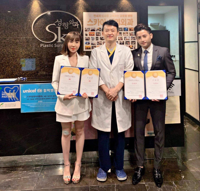 Ngoài chuyến ký kết hợp đồng về dòng Filler Dr.Seong - Areum độc quyền tại Hàn Quốc trị giá 10 tỷ đồng, Á hậu Thanh Tuyền - Chủ tịch Tập đoàn Thẩm mỹ viện Lọ Lem còn trực tiếp thăm nhà máy sản xuất, mục sở thị quy trình sản xuất dòng Filler Dr.Seong - Areum để khách hàng yên tâm và tin tưởng sử dụng.