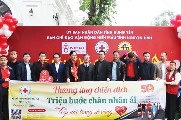 Các đại biểu hưởng ứng chiến dịch “Triệu bước chân nhân ái – Tiếp nối trang sử vàng” .