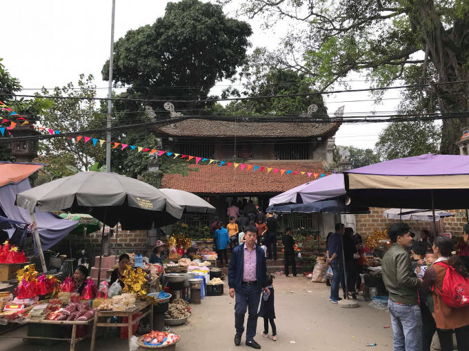 Cổng chính đi vào chùa Mía tắc nghẽn bởi rất đông du khách tới lễ chùa.