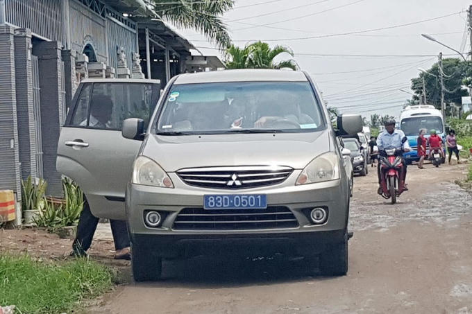 xac-minh-can-bo-dung-xe-bien-xanh-di-dam-cuoi-con-truong-doan-dai-bieu-qh-soc-trang-1