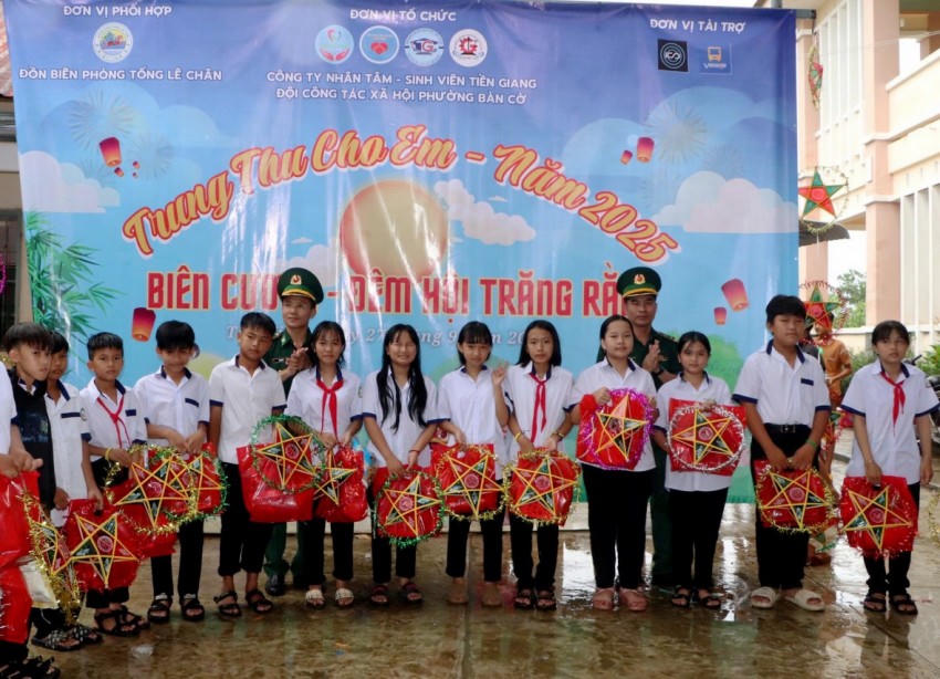 Đồn Biên phòng Tống Lê Chân phối hợp các đơn vị trao 320 phần quà cho 320 em học sinh tại chương trình Trung thu “Biên cương - Đêm hội trăng rằm” năm 2025