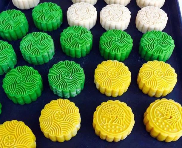 Nhiều nguy cơ "tắm" màu cho bánh trung thu handmade.