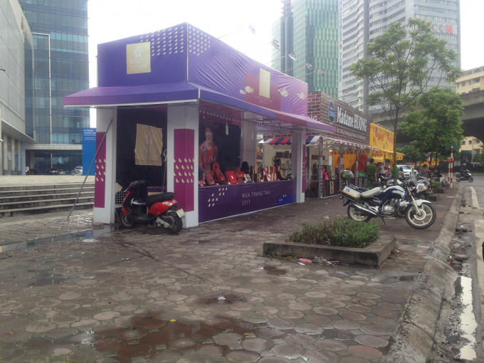 Trước tòa nhà Keangnam cũng xuất hiện hàng loạt các quầy bán bánh.