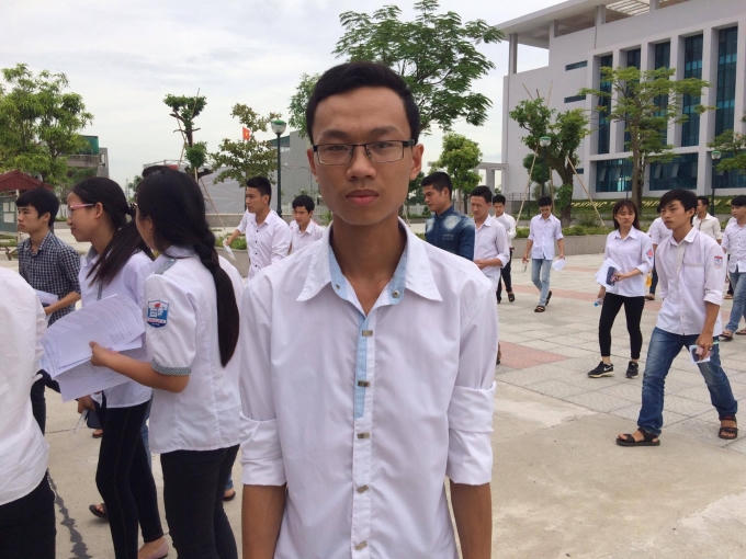 Thí sinh Nguyễn Tuấn Linh, dự thi tại điểm trường THPT chuyên Biên Hòa Linh đã đánh giá đề thi Toán năm nay khá vừa sức, bản thân Linh làm được khoảng 80%. Linh cũng cho rằng đề thi năm nay theo sát với nội dung trong SGK. Thí sinh chăm chỉ ôn luyện dễ đạt điểm khá, còn muốn đạt điểm tuyệt đối thì sẽ khó bởi trong 10 câu trong đề thi thì có 4 câu ở mức độ khó, còn 6 câu còn lại chỉ ở mức độ trung bình.