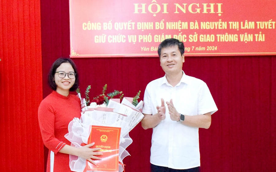 Ông Ngô Hạnh Phúc - Phó Chủ tịch UBND tỉnh Yên Bái trao Quyết định và tặng hoa chúc mừng Phó Giám đốc Sở Giao thông Vận tải Nguyễn Thị Lâm Tuyết.