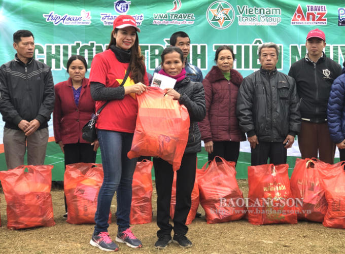 Đại diện các công ty du lịch tặng quà cho gia đình có hoàn cảnh khó khăn trên địa bàn huyện Bắc Sơn