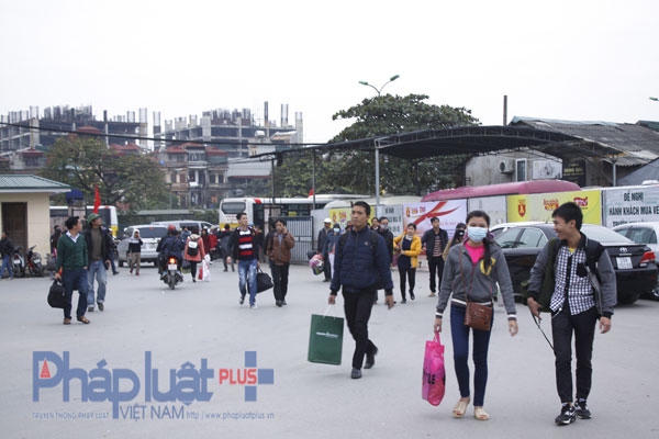 Hàng nghìn người tay sách nách mang đồ nhốn nháo đi tim xe để bắt cho kịp chuyến. Ảnh: Như Trường.