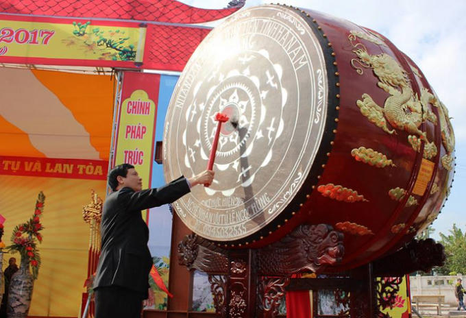 Đồng chí Chủ tịch UBND tỉnh Quảng Ninh-Nguyễn Đức Long gõ trống khai hội.