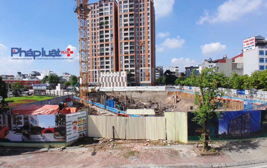 Dự án Northern Emerald Long Biên (Dự án Incomex Long Biên) mới đang ép cọc, múc đất, chưa tiến hành làm móng.