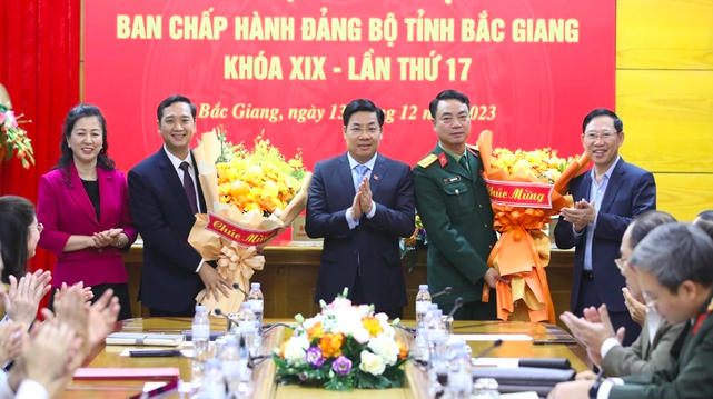 Đại tá Phạm Văn Tạo và Trưởng Ban Tuyên giáo Tỉnh ủy Nguyễn Việt Oanh được bầu vào Ban Thường vụ Tỉnh ủy Bắc Giang nhiệm kỳ 2020-2025. Ảnh Báo Bắc Giang