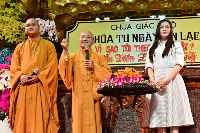 L&yacute; Nh&atilde; Kỳ rơi nước mắt n&oacute;i chuyện về cha trước h&agrave;ng trăm Phật tử