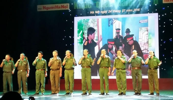 Các nghệ sỹ tham gia chương trình thể hiện những ca khúc ca khúc về cách mạng, những bài ca đi cùng năm thắng.