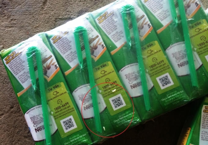 Hình ảnh những còn giòi ở ngoài hộp sữa Milo mà bà Lưu mua về.