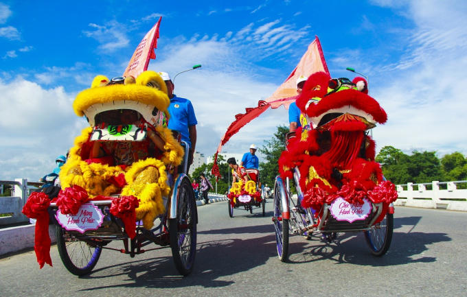Đoàn múa Lân dẫn đầu đoàn rước dâu.