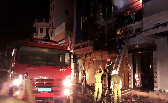 Nhận tin báo, điện lực TP đã nhanh chóng cắt điện quanh khu vực.