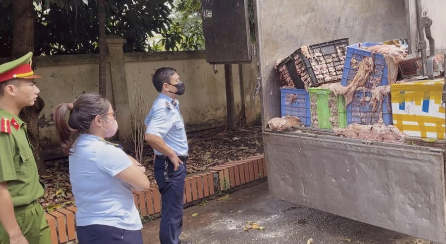 Cơ quan chức năng phát hiện hơn 2 tấn mỡ và da bò bốc mùi đang chuẩn bị "tuồn" về Hà Nội. (Ảnh: Dms)