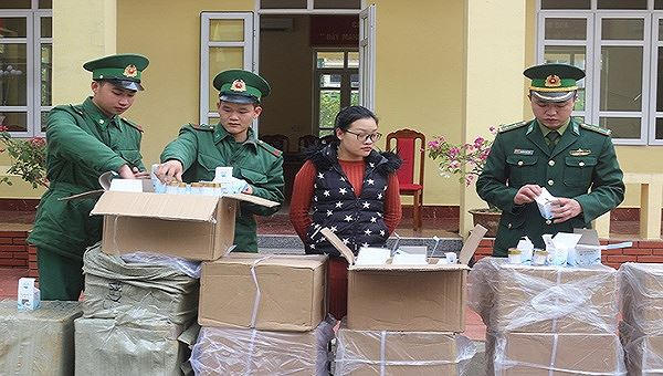 Đối tượng Chìu Nhì Múi cùng tang vật hơn 2.000 lọ kem dưỡng da