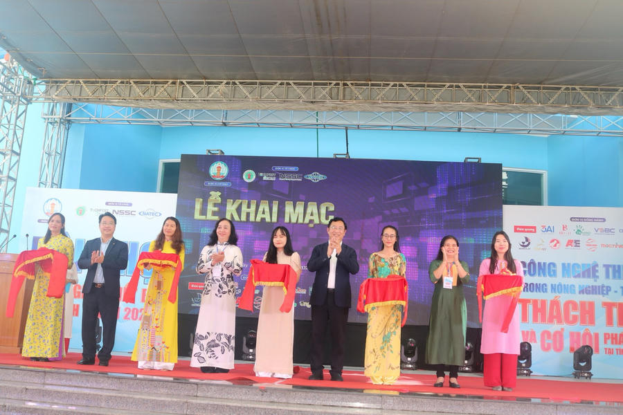 Đại diện lãnh đạo Ban tổ chức cắt băng khai mạc hội chợ công nghệ thiết bị.