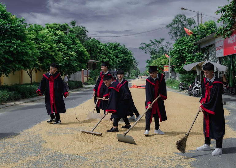 Ai vơ được dụng cụ nào thì dùng cái đó, thậm chí có cả nam sinh dùng... cào thưa để vun lúa lại (Ảnh: Team Nhện).