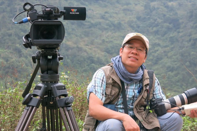 Nhà báo Đỗ Doãn Hoàng trong những lần tác nghiệp