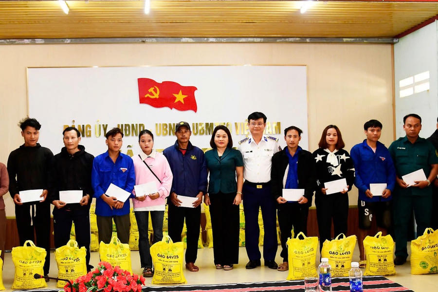 Bộ Tư lệnh Vùng Cảnh sát biển 2 cũng chủ động phối hợp đã trao tặng 170 suất quà với giá trị 115 triệu đồng trao đến tận tay bà con đồng bào dân tộc