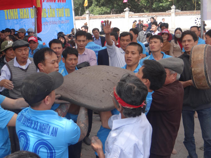 Các thành viên trong đội chuẩn bị nổ pháo đất.