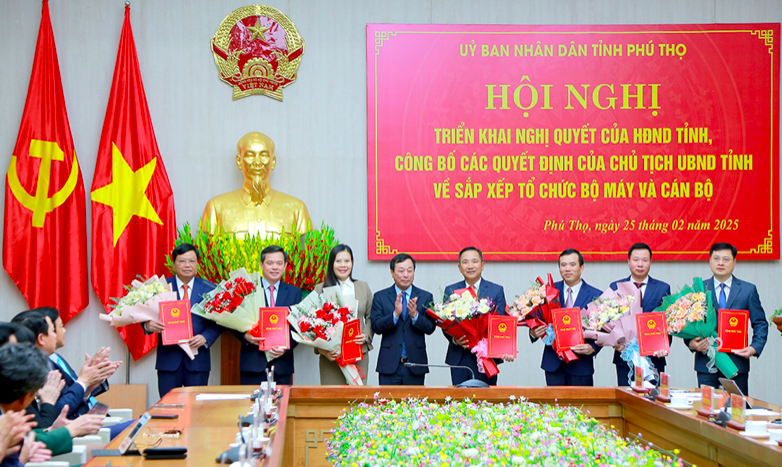 Chủ tịch UBND tỉnh Phú Thọ Bùi Văn Quang trao quyết định bổ nhiệm và tặng hoa chúc mừng các Giám đốc sở.