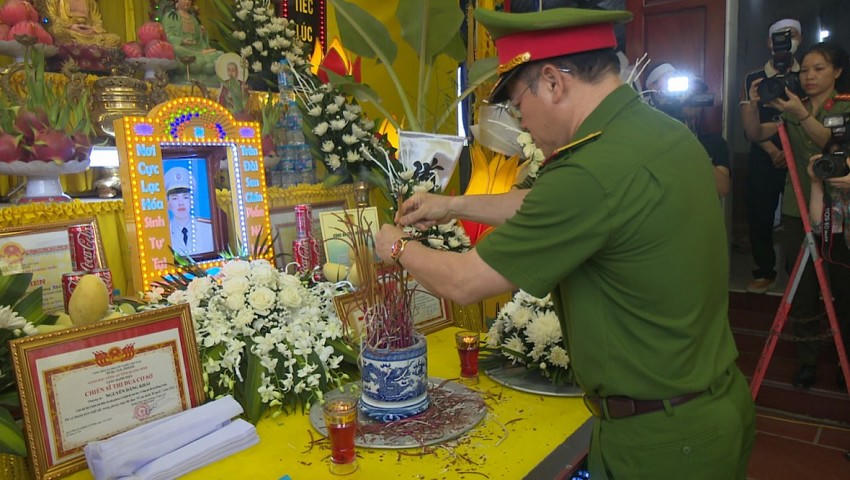 Thứ trưởng Nguyễn Văn Long thắp hương viếng Thiếu tá Nguyễn Đăng Khải.