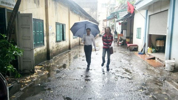 Phó Thủ tướng Vũ Đức Đam đến thị sát Hãng phim truyện Việt Nam một mình, khi trời Hà Nội vừa ngớt mưa. Ảnh: Lê Đình Kiên.