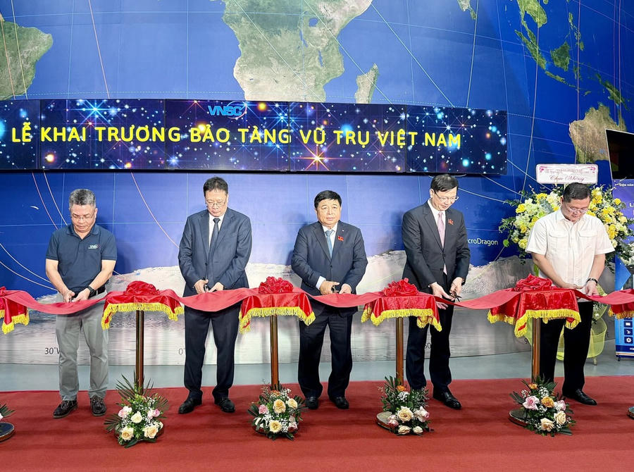 Phó Thủ tướng Nguyễn Chí Dũng và các đại biểu cắt băng khai trương Bảo tàng Vũ trụ Việt Nam. Ảnh: VGP/Thu Sa)