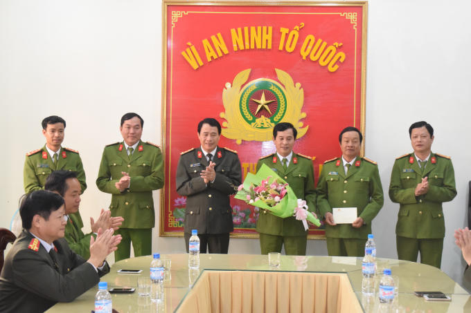 Đại tá Lê Quốc Hùng đã đến biểu dương, khen thưởng cho Công an thành phố về thành tích phá án trong những ngày đầu năm mới,