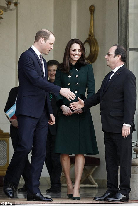 Tổng thống Pháp François Hollande đón Hoàng tử William và Công nương Catherine tới điện Elysee ở thủ đô Paris ngày 17/3. (Ảnh: EPA)