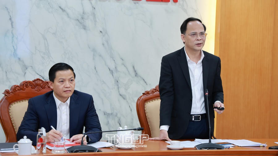 Phó Chủ tịch UBND tỉnh Nguyễn Linh báo cáo một số điểm ngập úng tại khu vực trung tâm.