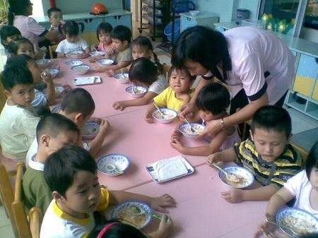 Các giáo viên mầm non công tác tại các cơ sở giáo dục mầm non tư thục được Nhà nước hỗ trợ chi phí bồi dưỡng. Ảnh: Internet.