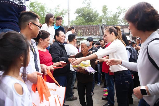Mỹ Tâm cùng người thân trong gia đình trao quà Tết.