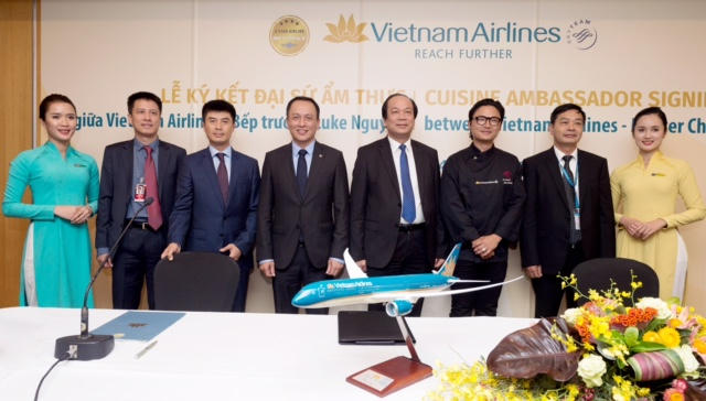 Ông Mai Tiến Dũng - Uỷ viên Trung ương Đảng, Bộ trưởng, Chủ nhiệm VPCP chúc mừng Lễ ký kết Đại sứ Ẩm thực Toàn cầu của Vietnam Airlines