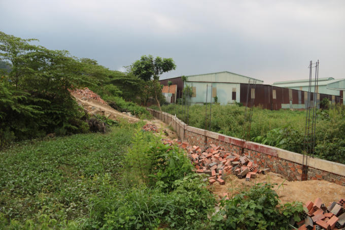 Một bức tường lấn chiếm khác đang tiếp tục mọc lên ngay khi cơ quan chức năng tiến hành đo vẽ lại hiện trạng con suối.