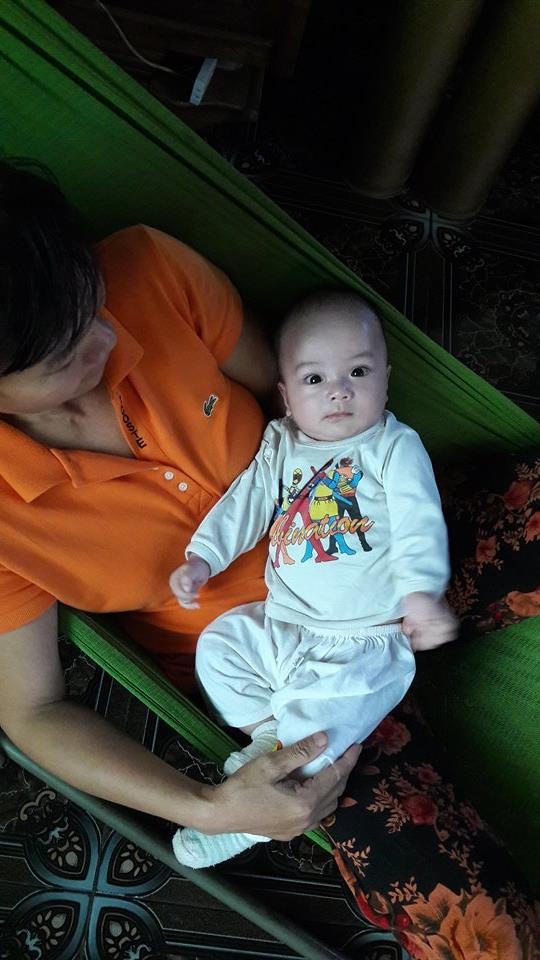 Cháu bé bị bỏ rơi khoảng 2 tháng tuổi