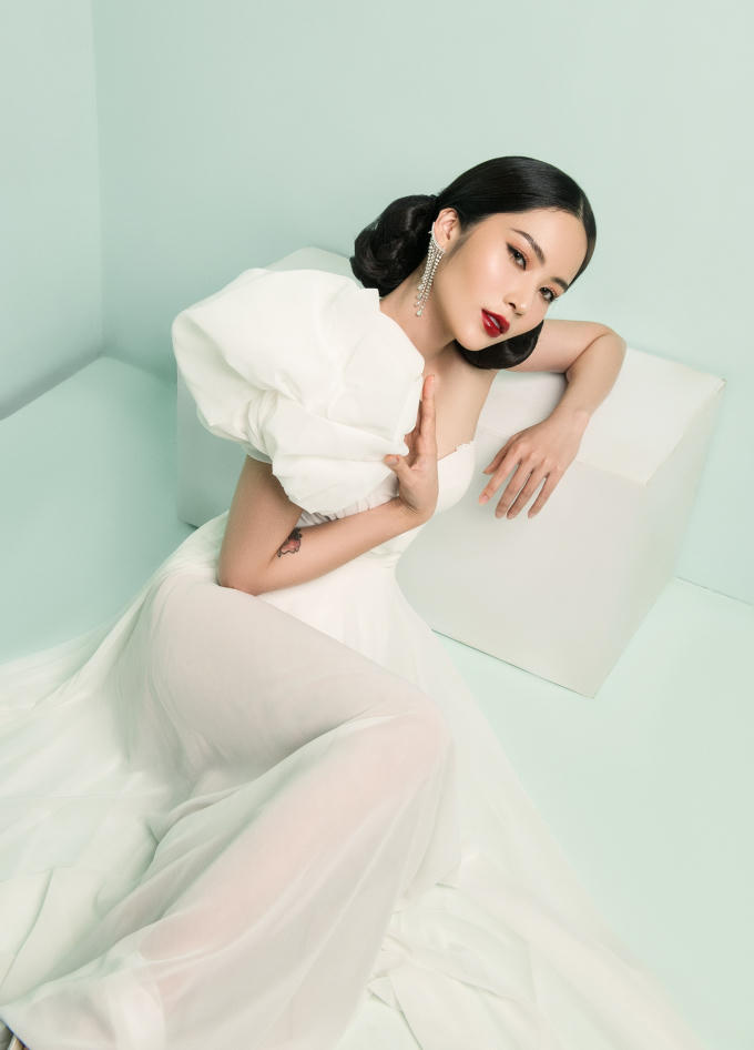 Nam Anh bất ngờ lột xác với hình ảnh chững chạc, có phần lạnh lùng và sắc sảo, khác hẳn với hình ảnh trẻ trung thường thấy.