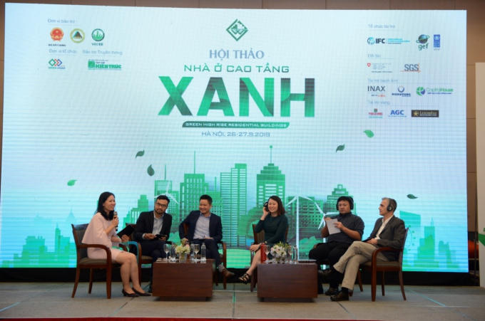 TS. KTS Lê Thị Hồng Na đang điều phối phần trao đổi và chia sẻ cùng các diễn giả khác tại hội thảo.
