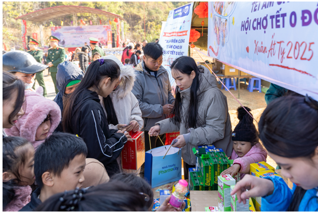 Gian hàng Pharmacity mang đến sản phẩm sức khỏe đến từ thương hiệu nổi tiếng như Abbott, Brauer, Chân Tâm, DHG Pharma,… thu hút nhiều người dân.